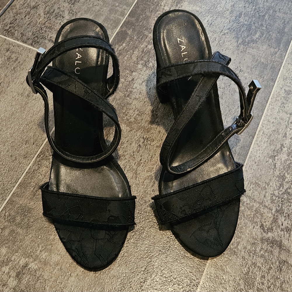 Elegant Black Strappy Sandals with Chunky Heel